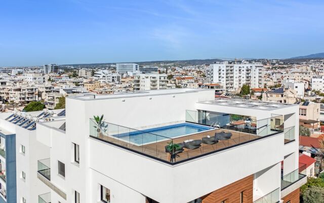 Sanders Crystal 2 - Humble 1-bdr Apt With Shared Rooftop