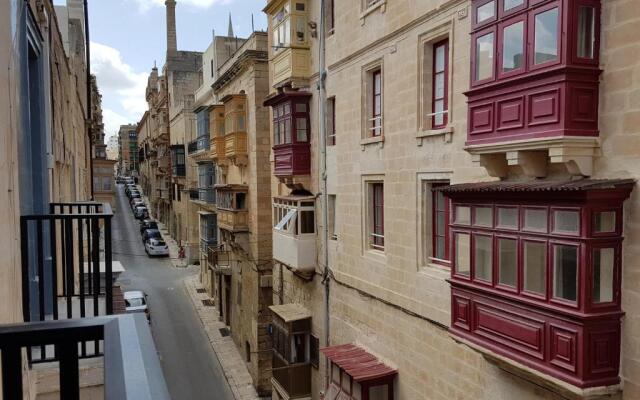 Valletta 2 bedroom sleeps 6 apartment walking distance to centre and the sea