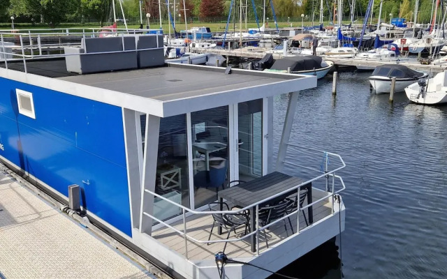 Water Lodge in Naarden With Marina Views