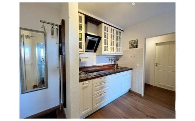 Nelly Modern Retreat