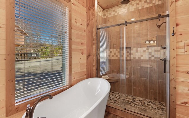 Smokey Treats 5 Bedroom Cabin by RedAwning