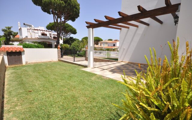 Spacious 4 Bedroom Villa Located in its own Grounds, With Private Pool and Bbq