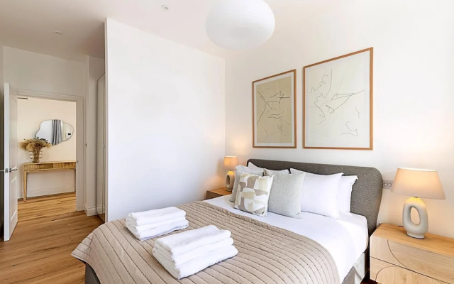 Stylish Chelsea Escape With Private Outdoor Oasis!
