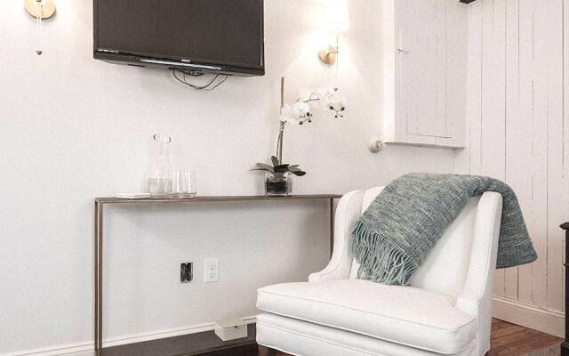 The Deacon & James Pharmacy B&B