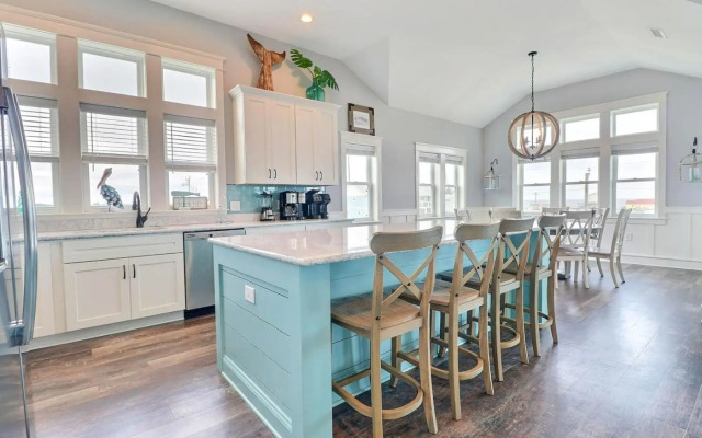 4059 - Bikinis & Martinis