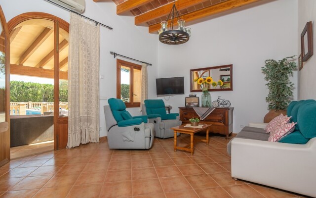 Sa Cumuna in Campos With 3 Bedrooms and 2 Bathrooms