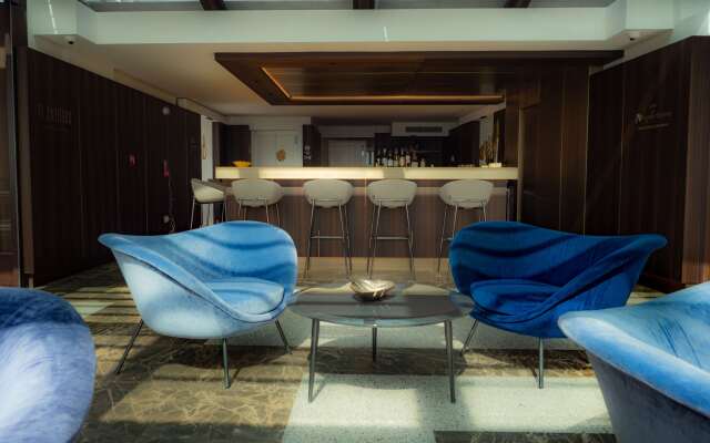 De Bonart Naples, Curio Collection by Hilton