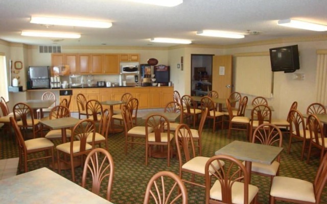 Syracuse Inn & Suites