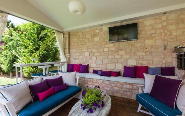 Eva & Dimitrios Villas, By ThinkVilla