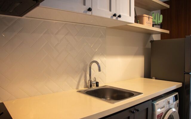 Well Appointed And Homey Studio At West Vista Apartment