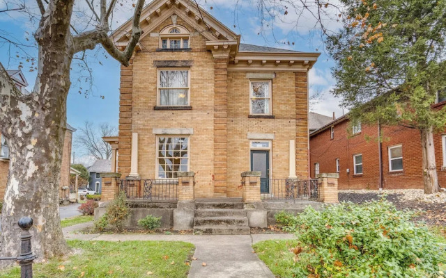 Walk to Garden & Restaurants: Zanesville Apartment