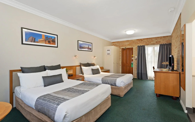 Coopers Colonial Motel