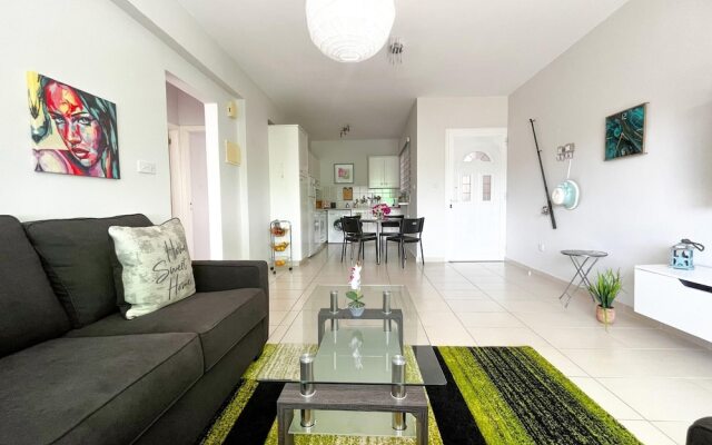 Modern Apartment Only 900m From Famous Venus Beach