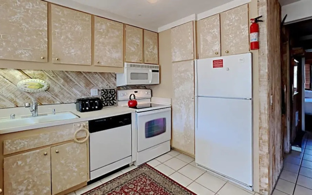 Slopeside 2 Bedroom Condo with 3 Hot Tubs, Sauna and Pool! Next To Canyon Lodge! by RedAwning