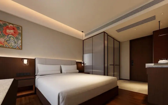 Red Wall Hotel