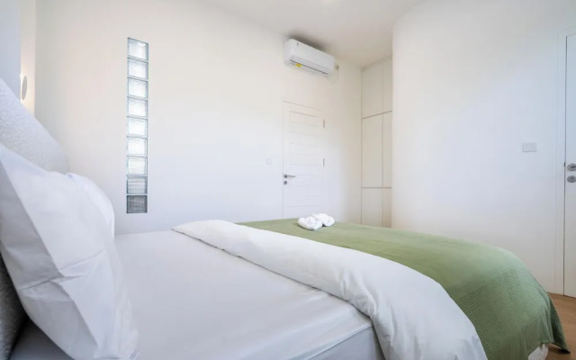 Dreamland Villa with Pool 3 min to Beach