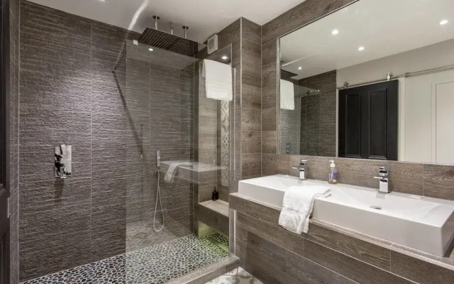 Luxury West End Apt. W/ Private Patio & Parking!