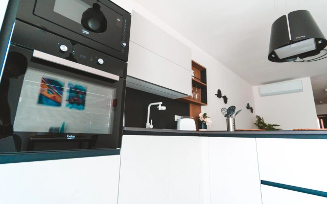 Ideal Location, Stylish 1BR Apartment with Free Parking