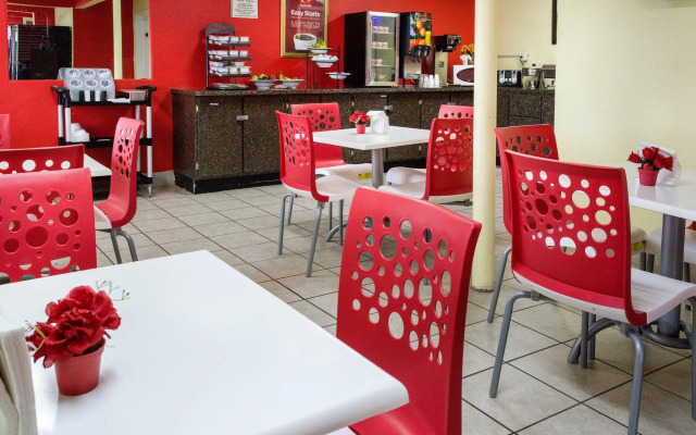 Econo Lodge Inn & Suites