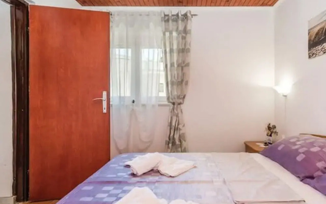 Charming One Bedroom Apartment Povljana