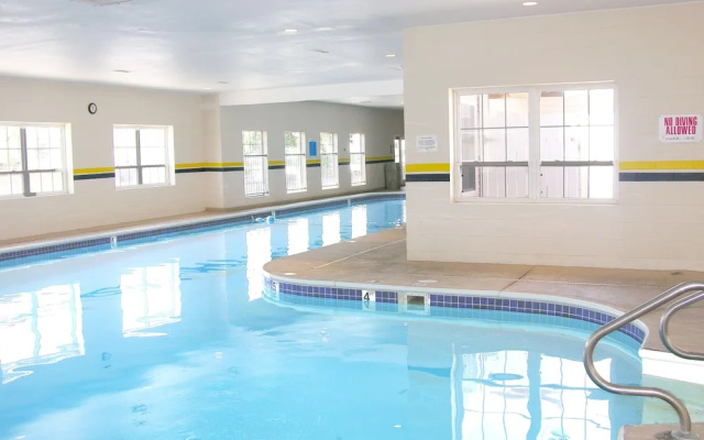 Fort Taneycomo 2 Bedroom Condo by RedAwning