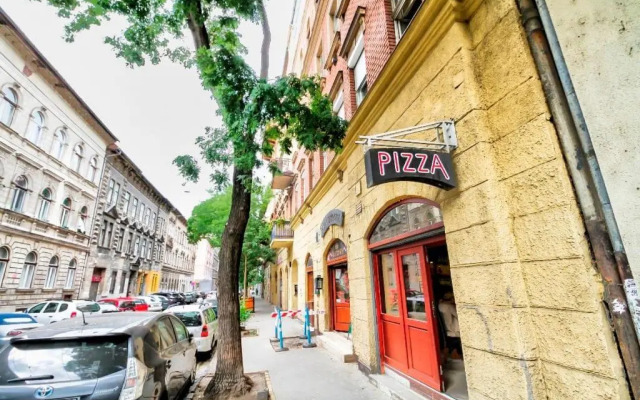 Nefelejcs near the Keleti railway station