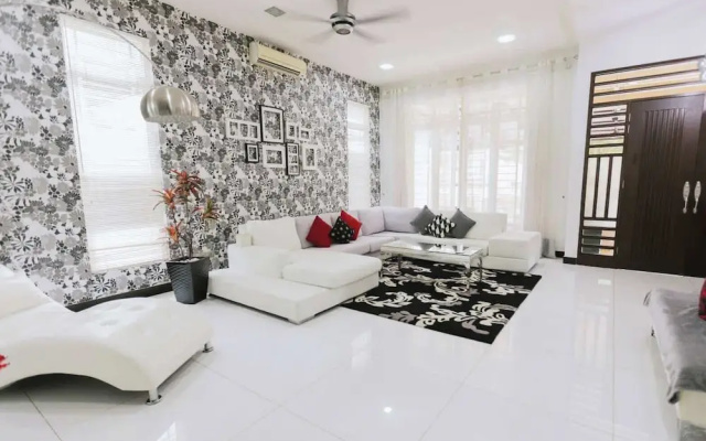 Spacious Luxury 6BR Home in Kemensah, KL – Guest Rooms – Hulu Kelang