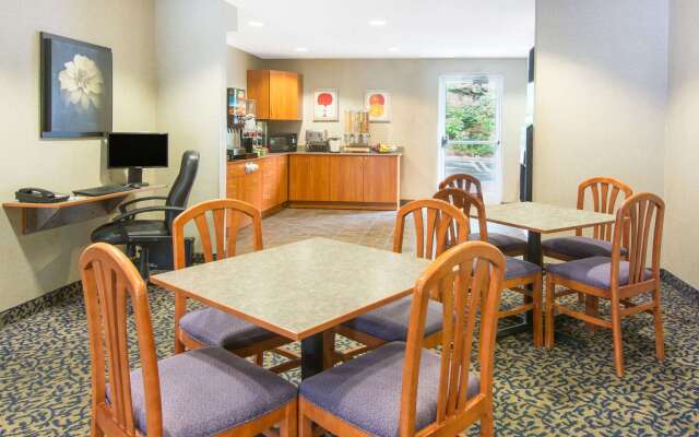 Microtel Inn & Suites by Wyndham Hazelton/Bruceton Mills