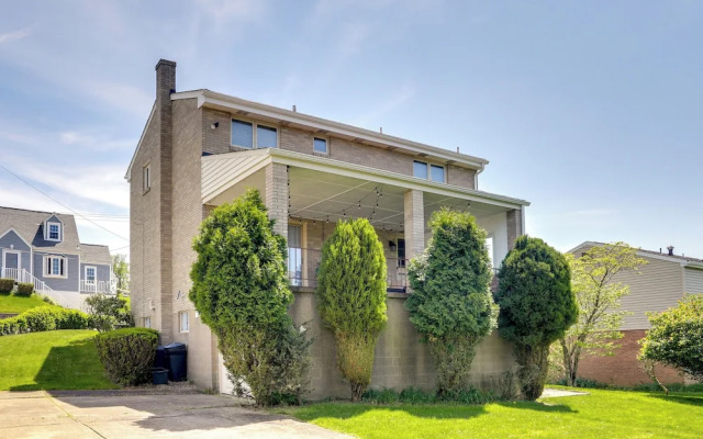 3 Mi to Downtown: Pittsburgh Home w/ Balcony!