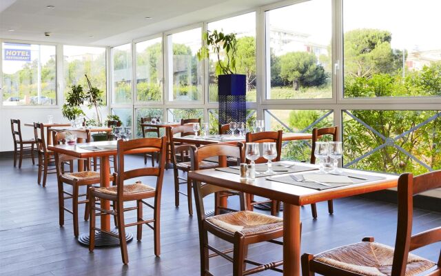 Hôtel, restaurant Kyriad Fréjus