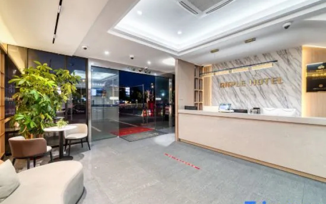 Yunbai Cloud Hotel (Shanghai Universitychang Middle Road Subway Station)