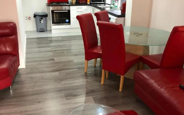 Immaculate 2-bed House in High Wycombe Hp14