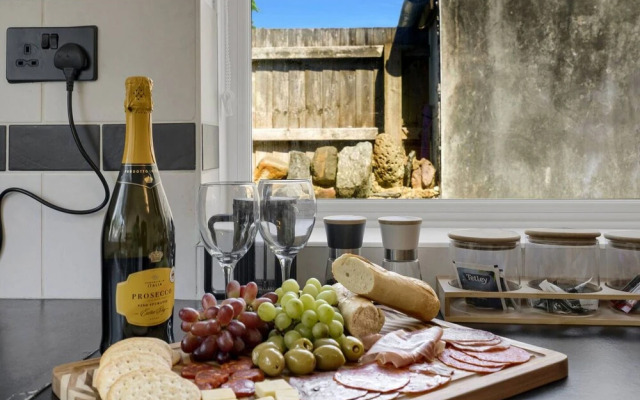 Central Chic - Huge Home - Free Wifi