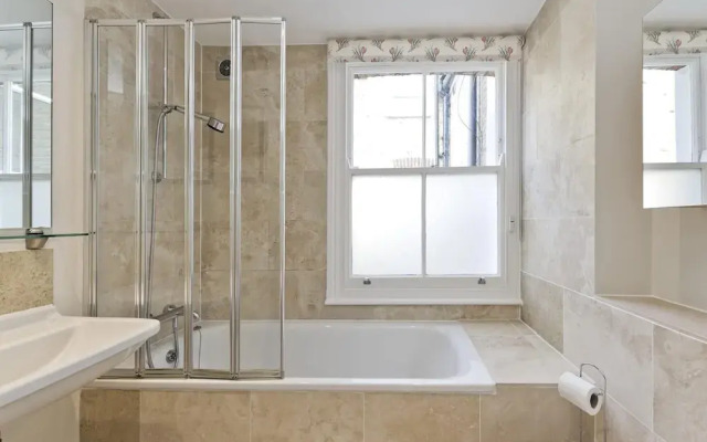 Stunning Recently Renovated 3 Bedroom Home Fuham - Munster Village