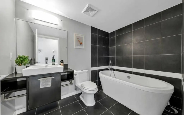 Spacious DT 2-BDR High-rise with view, pool, gym