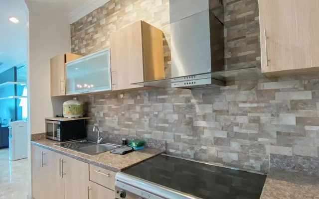 Spacious And Modern Look 3Br Bellezza Apartment