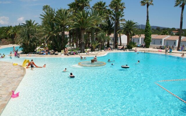 Well-Kept Bungalow with Combi-Microwave, Beach at 5 Km