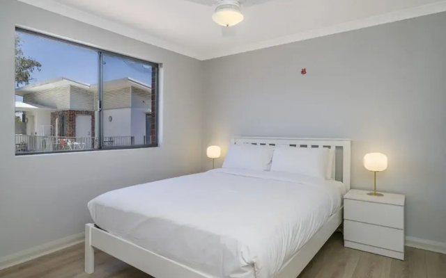 Sunny 2-bed in Quiet Location With Balcony