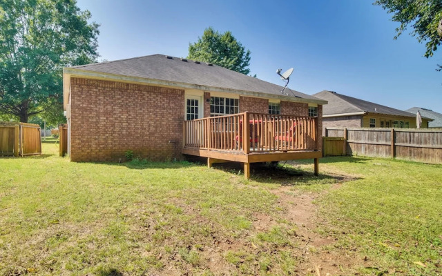 Charming Arkansas Retreat w/ Deck, Near Downtown!