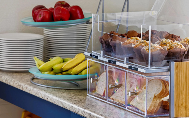 Days Inn & Suites by Wyndham Winkler