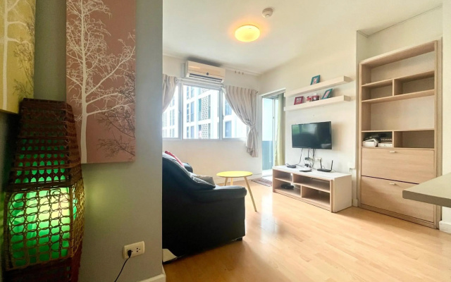 1 bdrm condo 5 minutes walk to BTS FREE Wifi