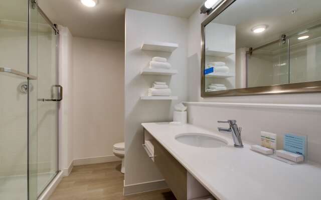 Hampton Inn & Suites Milwaukee West