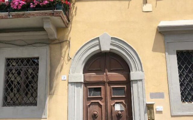 Renovated apartment with 3 bedrooms in an historic palazzo between port and old town