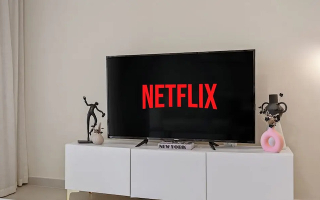 Pink Panther Soft Glam 1BR in Surf 2