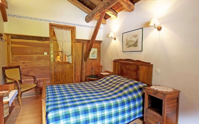Superb Savoyard traditional chalet located 500 m from the slopes