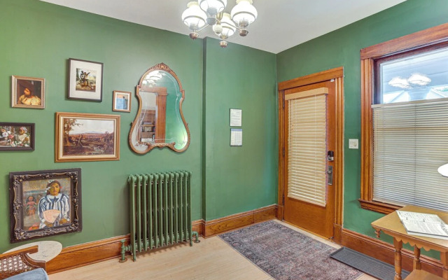 Uptown Minneapolis Home: Walk To Lakes!