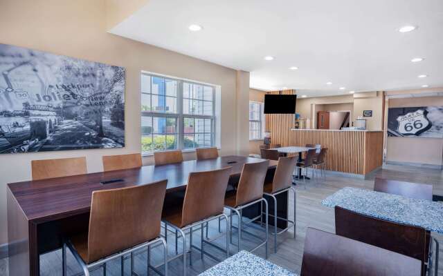 Super 8 by Wyndham Joliet