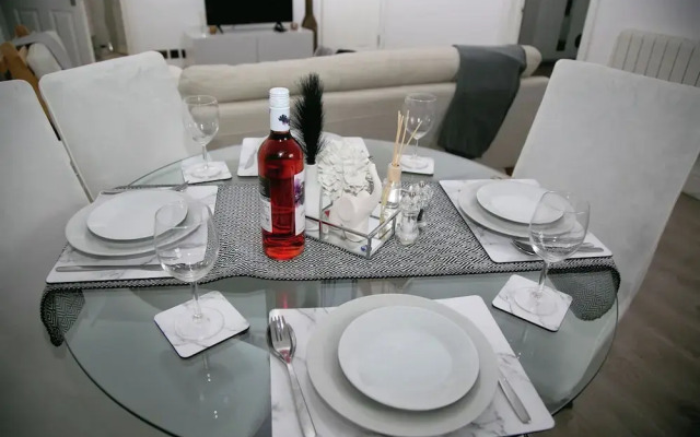 2 Bed Flat - Sleeps 3 - Wifi - Parking