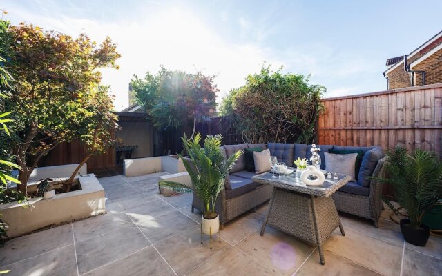 Large 4 Bed Townhouse in Uxbridge Sleeps 9