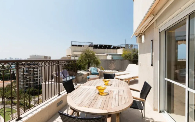 Apartment with Sauna, Hot Tub & Parking